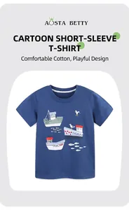 Dettaglio della maglietta in cotone blu scuro per bambini con stampe di navi e pesci