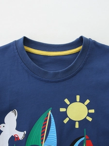 T-shirt bleu marine en coton pour garçons avec imprimés voilier et soleil colorés