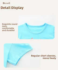 Détail du t-shirt en coton bleu clair avec col rond côtelé et finitions des manches souples