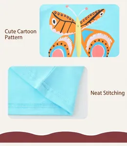 Détail du t-shirt bleu pour enfant montrant l'imprimé papillon et les coutures nettes