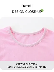Dettaglio del comodo girocollo rosa su maglietta in morbido cotone per bambine