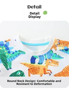Détail du col en coton pour garçon avec bord-côte bleu renforcé et motifs de dinosaures