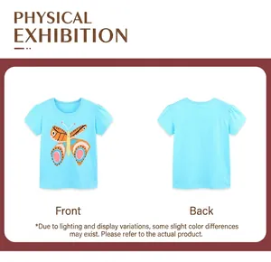 Détail d'un t-shirt bleu clair pour enfant avec imprimé papillon coloré devant et derrière