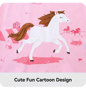 Dettaglio di tessuto rosa per bambini con stampa di un pony bianco e una fattoria