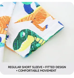 Détail de la manche d'un t-shirt en coton pour enfants avec imprimés dinosaures et coutures