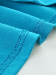 Vue détaillée du t-shirt en coton bleu vif avec couture à double aiguille de haute qualité