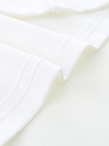 Weißes Mädchen T-Shirt mit hochwertiger Overlock-Naht und feiner Strickwaren-Textur