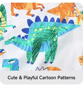 Gros plan du motif de dinosaure coloré imprimé sur le tissu en coton blanc pour enfants