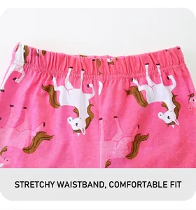 Dettaglio dell'elastico in vita dei pantaloni in cotone rosa con stampe