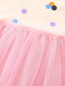Abito estivo per bambine a pois colorati con dettaglio di gonna in tulle rosa a strati