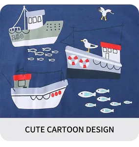 Dettaglio della t-shirt blu scuro con stampe di navi nautiche e animali marini