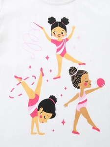 Weißes Mädchen T-Shirt aus Baumwolle mit bunten Motiven der rhythmischen Sportgymnastik