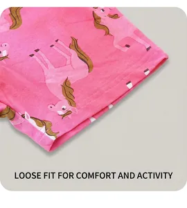 Dettaglio dei pantaloncini in cotone rosa con stampa unicorno e cuciture a doppio ago