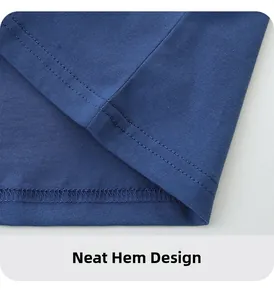 Dettaglio dell'orlo a doppia cucitura sulla t-shirt in cotone blu scuro da bambino