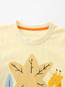 Boys beige cotton t-shirt with giraffe print and durable ribbed crew neckline