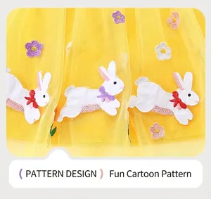 Détail de la jupe en tulle jaune avec applique de lapin blanc et broderie florale