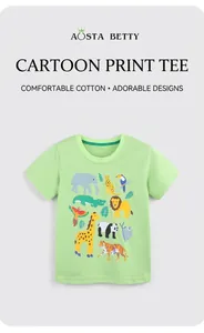 Vue détaillée du t-shirt vert clair en coton avec imprimés animaux de la forêt