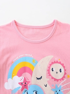 Rosa Baumwoll-T-Shirt für Mädchen mit Regenbogen- und Sternenprint und Aufdruck