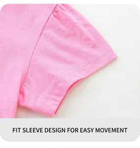 Détail d'un t-shirt rose pour fille montrant la couture double aux manches courtes