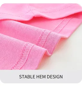 Détail macro de la couture de l'ourlet sur un t-shirt en tricot rose pour filles