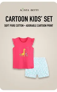Détail du haut en coton rose avec imprimé girafe et short blanc fleuri pour filles