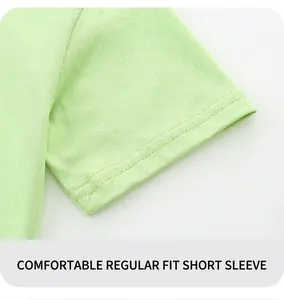 Détail de la manche d'un t-shirt en coton vert clair avec double couture de qualité