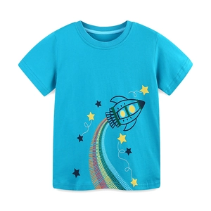 Ensemble d'été pour garçons avec t-shirt à manches courtes et motif de fusée élégant