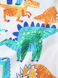 T-shirt en coton pour enfants avec imprimé dinosaures colorés sur fond blanc