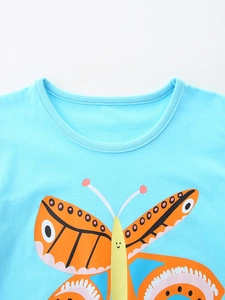 T-shirt fille en coton bleu clair avec un imprimé graphique de papillon de dessin animé