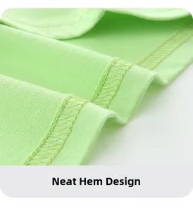 Détail macro de la couture lisse et du tricot doux sur l'ourlet du t-shirt vert