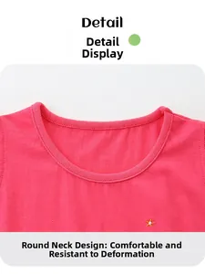 Détail du col rond en maille de coton rose avec broderie étoile et design résistant