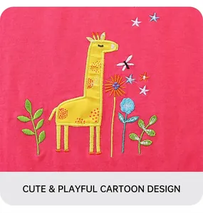 Détail du tissu tricoté rose avec motif girafe en appliqué et broderie soignée