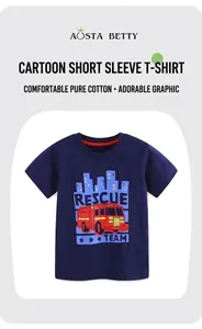 Dettaglio di una maglietta in cotone blu navy con stampa cartoon di camion dei pompieri
