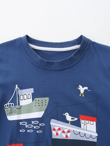 T-shirt blu scuro a maniche corte in cotone da bambino con stampa nautica e scollo rotondo