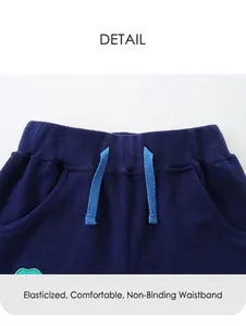 Détail du short pour garçon bleu marine avec taille élastique et cordon de serrage bleu