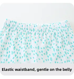 Gros plan d'un pantalon pour bébé avec taille élastique et motif floral bleu en coton