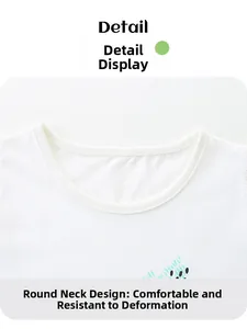 Détail du col rond en coton doux avec motif pastèque frais et finition durable