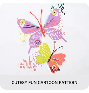 Détail d'imprimés papillons colorés avec pois sur un tissu blanc pour vêtements fille