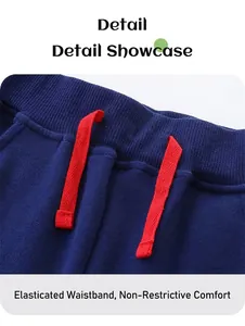 Gros plan du short en tricot bleu marine avec taille élastique côtelée et cordon rouge