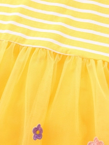 Robe de princesse rayée avec tutu en tulle jaune et détails de broderies florales fines