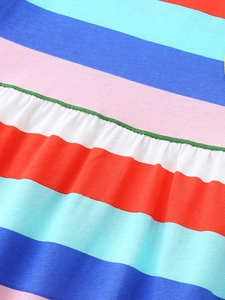 Abito in cotone per bambina con strisce arcobaleno e dettagli in vita increspata