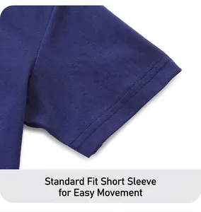 Dettaglio del polsino della manica su t-shirt in cotone blu scuro con doppia cucitura