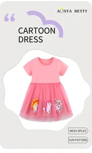 Détail de la jupe en tulle rose avec broderie licorne et tissu en coton doux