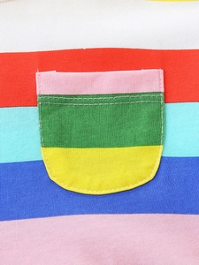 Abito in cotone arcobaleno da bambina con taschino colorato applicato sul petto
