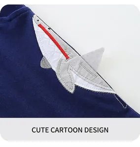 Détail de broderie requin 3D avec aileron mobile sur short bleu marine pour garçons