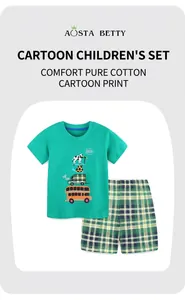 Détail de l'ensemble d'été garçon avec t-shirt vert en coton et short à carreaux
