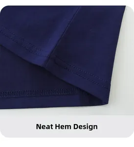 Dettaglio della maglietta in cotone blu navy con orlo rifinito e doppia cucitura piatta