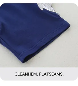 Vue détaillée du short bleu marine avec double couture plate et finitions grises