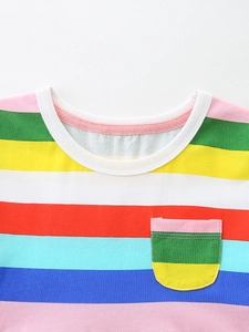 Abito da bambina in cotone a righe arcobaleno con scollo rotondo e tasca sul petto