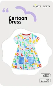 Détail de la robe fille 100% coton avec imprimés floraux et poches à rayures bleues